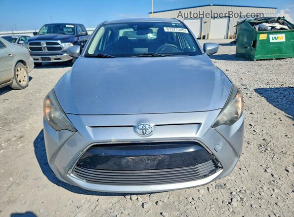 3MYDLBYV5JY331377 2018 TOYOTA YARIS Silver Вид спереду