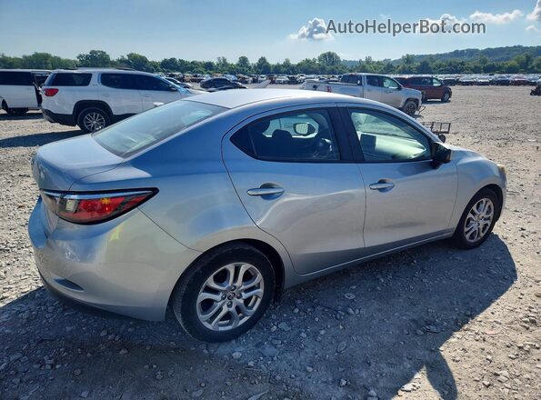 3MYDLBYV5JY331377 2018 TOYOTA YARIS Silver Задня права чверть
