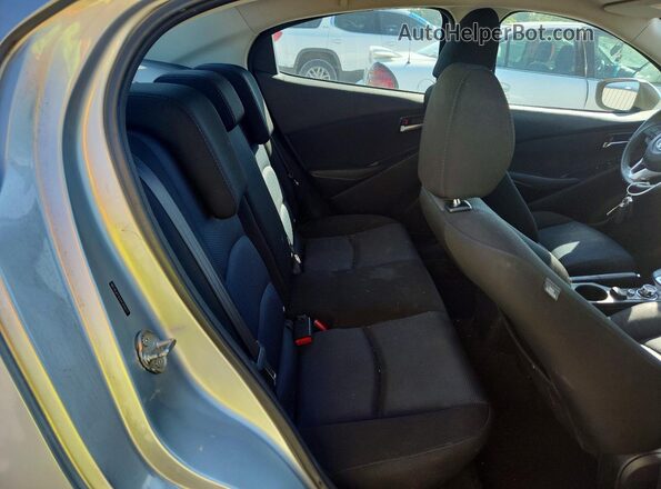 3MYDLBYV5JY331377 2018 TOYOTA YARIS Silver Вид задніх сидінь
