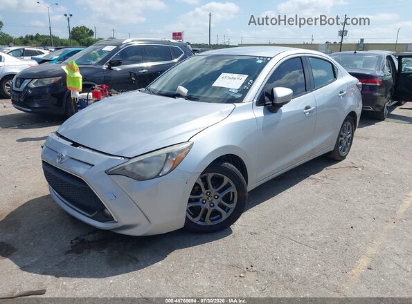 3MYDLBYV5KY506258 2019 TOYOTA YARIS Silver Przód lewy