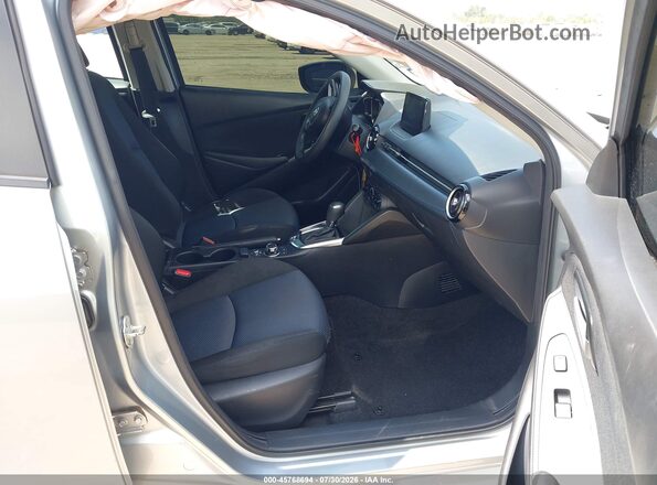 3MYDLBYV5KY506258 2019 TOYOTA YARIS Silver Widok wnętrza z przodu