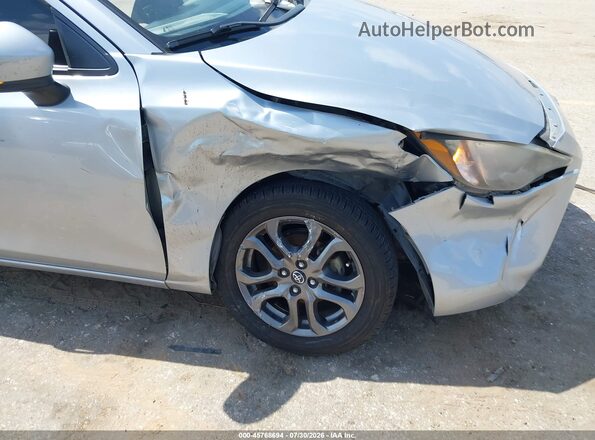 3MYDLBYV5KY506258 2019 TOYOTA YARIS Silver Widok z przodu