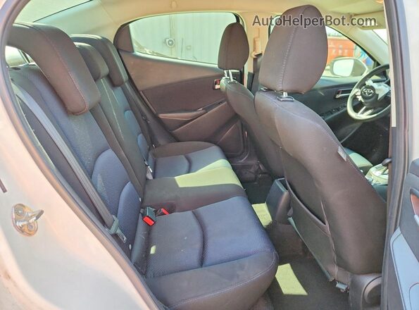 3MYDLBYV5KY510875 2019 TOYOTA YARIS White Widok tylnych siedzeń