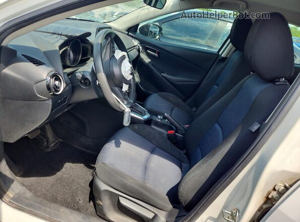 3MYDLBYV5KY510875 2019 TOYOTA YARIS White Widok wnętrza z przodu
