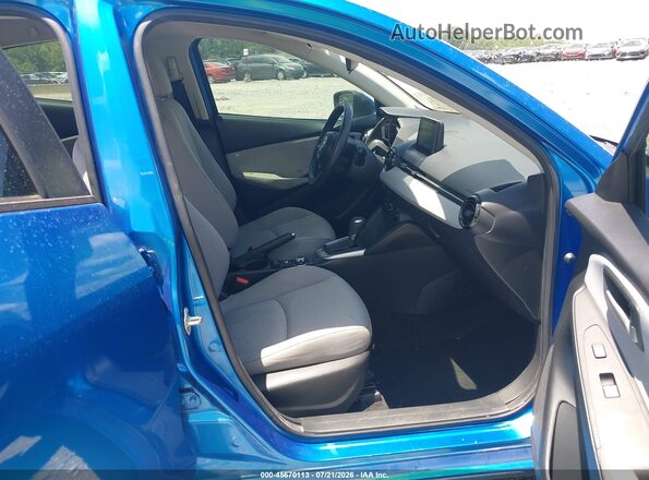 3MYDLBYV5KY527319 2019 TOYOTA YARIS Синий Вид салона спереди
