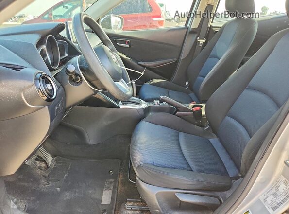 3MYDLBYV6HY163534 2017 TOYOTA YARIS Silver Front interior view