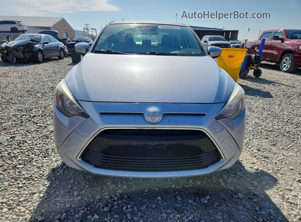 3MYDLBYV6HY163534 2017 TOYOTA YARIS Silver Front view