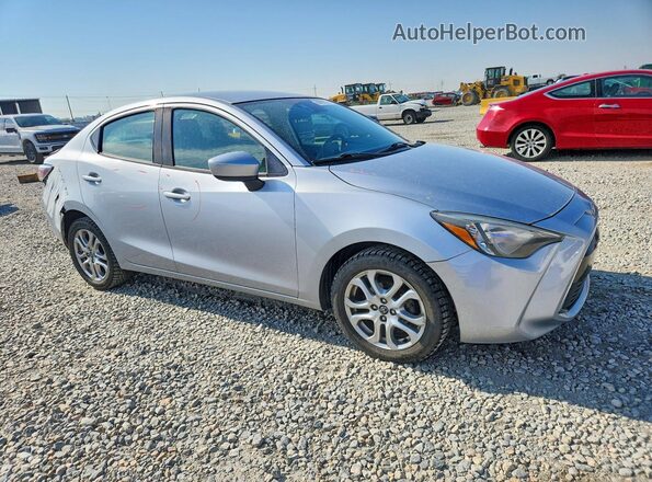 3MYDLBYV6HY163534 2017 TOYOTA YARIS Silver Front right