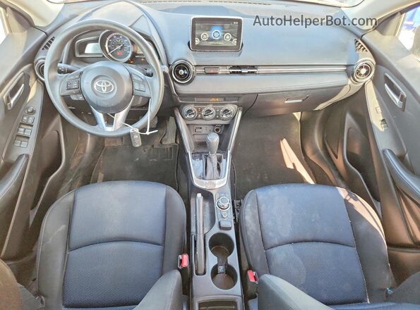 3MYDLBYV6HY163534 2017 TOYOTA YARIS Silver Dashboard view