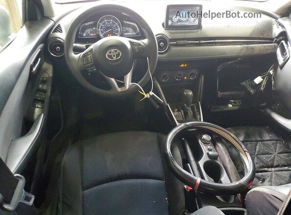 3MYDLBYV6HY164439 2017 TOYOTA YARIS White წინა პანელის ხედი