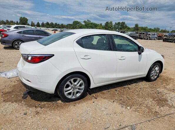 3MYDLBYV6HY166952 2017 TOYOTA YARIS Белый Задняя правая четверть