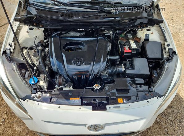 3MYDLBYV6HY166952 2017 TOYOTA YARIS Белый Вид задней части салона