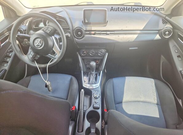 3MYDLBYV6HY166952 2017 TOYOTA YARIS Белый Вид панели приборов