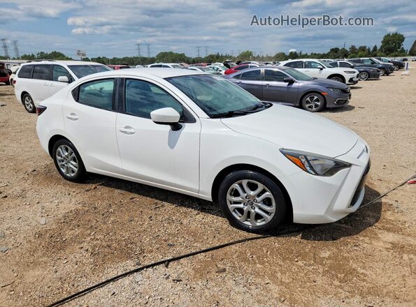 3MYDLBYV6HY166952 2017 TOYOTA YARIS Белый Передняя правая четверть