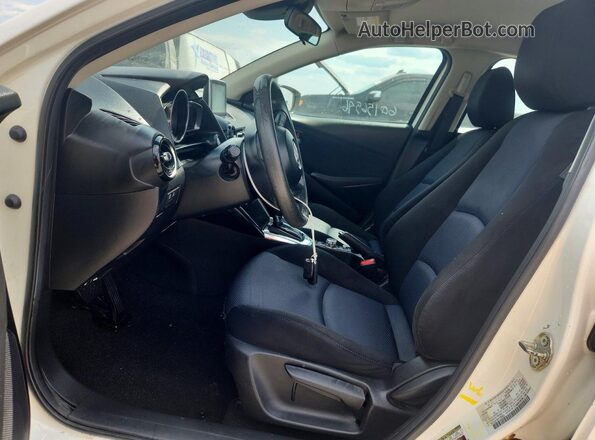 3MYDLBYV6HY166952 2017 TOYOTA YARIS Белый Вид салона спереди