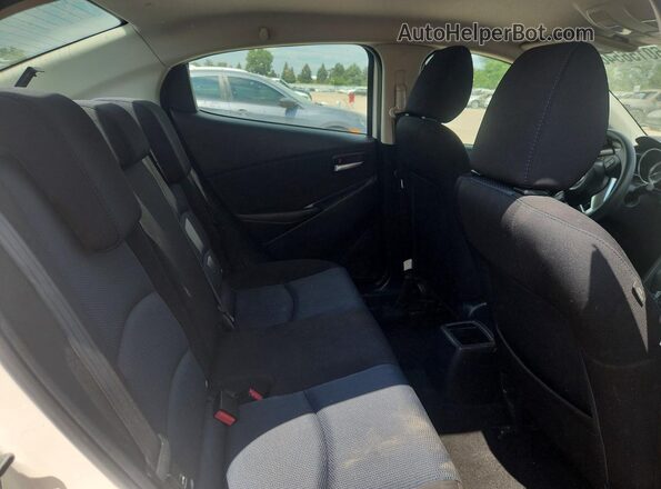 3MYDLBYV6HY166952 2017 TOYOTA YARIS Белый Вид задних сидений