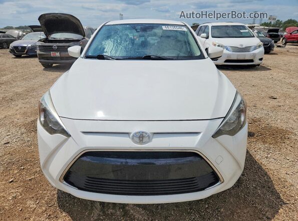 3MYDLBYV6HY166952 2017 TOYOTA YARIS Белый Вид спереди