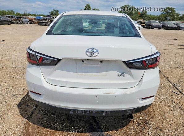 3MYDLBYV6HY166952 2017 TOYOTA YARIS Белый Вид сзади