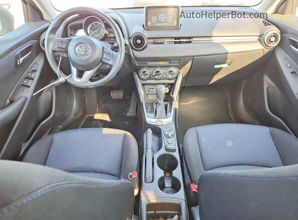 3MYDLBYV6HY169950 2017 TOYOTA YARIS White Вид панелі приладів