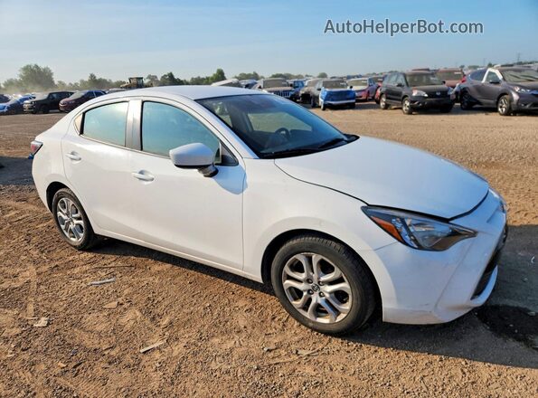 3MYDLBYV6HY169950 2017 TOYOTA YARIS White Передня права чверть