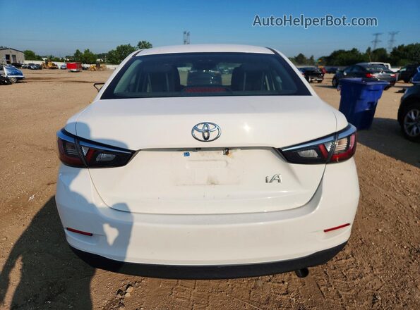 3MYDLBYV6HY169950 2017 TOYOTA YARIS White Вид ззаду