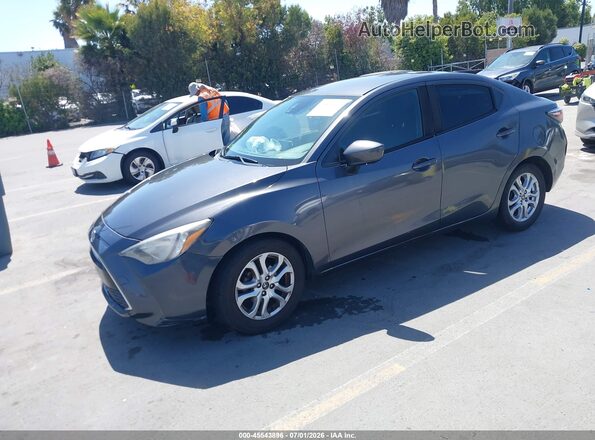 3MYDLBYV6HY186022 2017 TOYOTA YARIS IA Gray Vista tres cuartos delantera izquierda