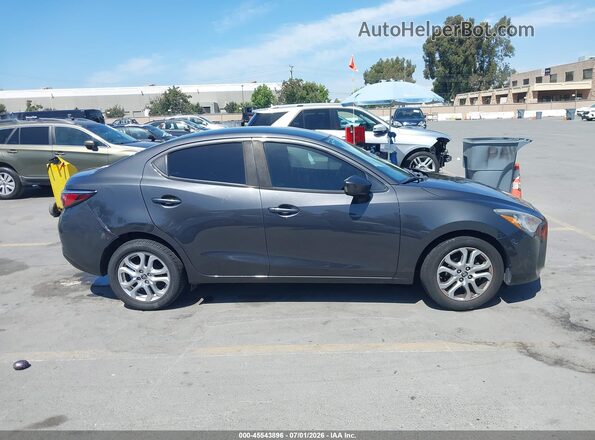 3MYDLBYV6HY186022 2017 TOYOTA YARIS IA Gray Vista interior trasera