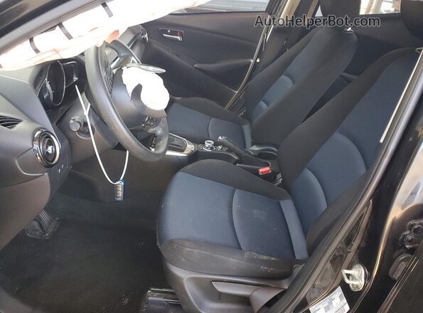 3MYDLBYV6JY306102 2018 TOYOTA YARIS Угольный Вид салона спереди