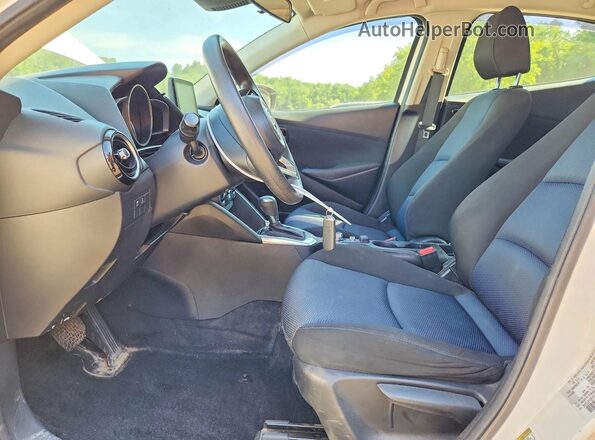 3MYDLBYV6KY520590 2019 TOYOTA YARIS White Вид салону спереду