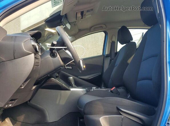 3MYDLBYV7HY162375 2017 TOYOTA YARIS Blue Front interior view