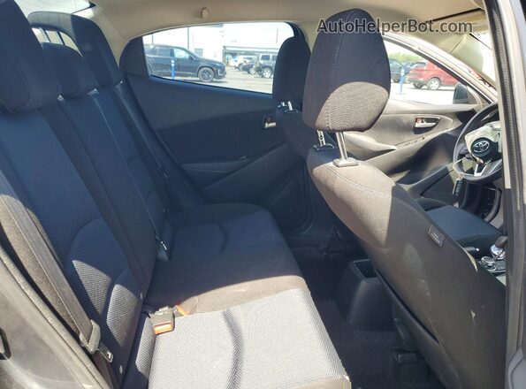 3MYDLBYV7HY174252 2017 TOYOTA YARIS Silver უკანა სავარძლების ხედი
