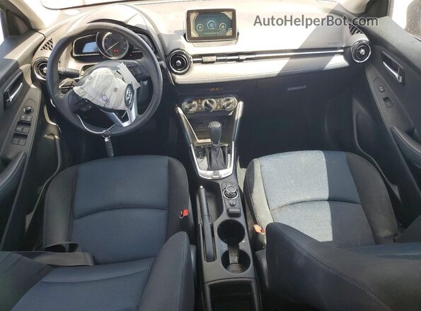3MYDLBYV7HY174252 2017 TOYOTA YARIS Silver წინა პანელის ხედი