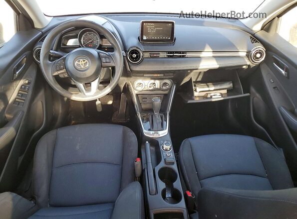 3MYDLBYV7HY187549 2017 TOYOTA YARIS White Вид панелі приладів