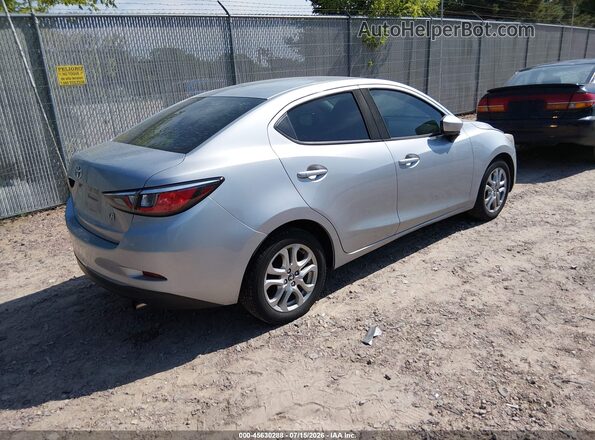 3MYDLBYV7HY192511 2017 TOYOTA YARIS IA Silver უკანა მარჯვენა