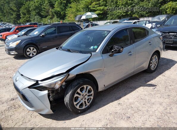3MYDLBYV7HY192511 2017 TOYOTA YARIS IA Silver წინა მარცხენა ხედი სამი მეოთხედიდან