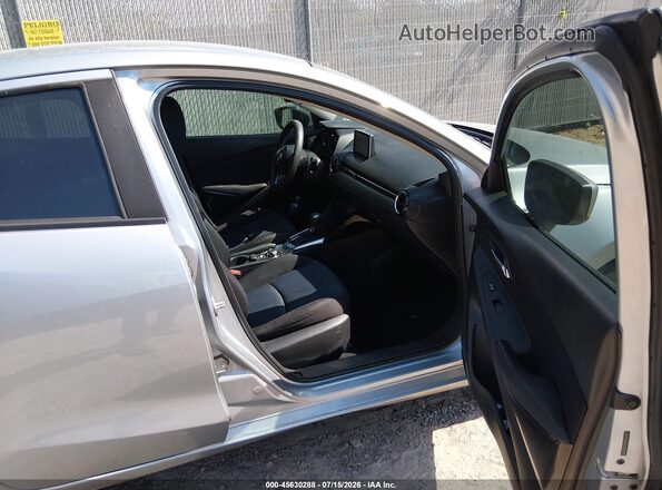 3MYDLBYV7HY192511 2017 TOYOTA YARIS IA Silver წინა სალონის ხედი