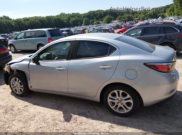3MYDLBYV7HY192511 2017 TOYOTA YARIS IA Silver სალონის 360-გრადუსიანი ხედი