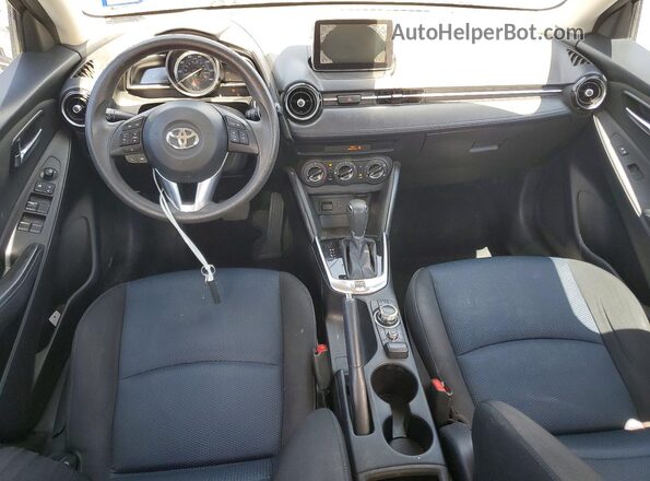 3MYDLBYV7JY311325 2018 TOYOTA YARIS Серый Вид панели приборов
