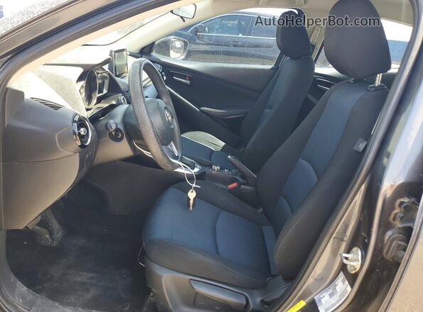 3MYDLBYV7JY311325 2018 TOYOTA YARIS Серый Вид салона спереди