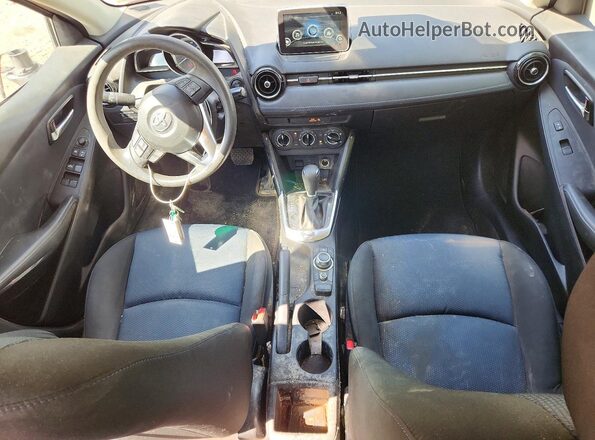 3MYDLBYV7JY318887 2018 TOYOTA YARIS Красный Вид панели приборов