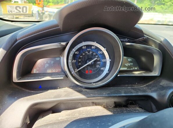 3MYDLBYV7JY318887 2018 TOYOTA YARIS Красный Вид щитка приборов