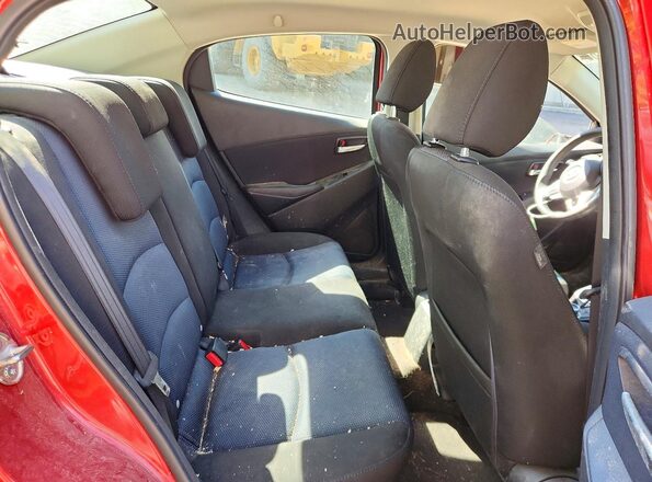 3MYDLBYV7JY318887 2018 TOYOTA YARIS Красный Вид задних сидений