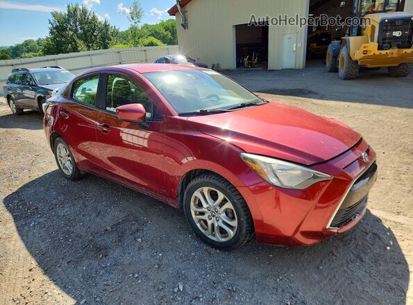 3MYDLBYV7JY318887 2018 TOYOTA YARIS Красный Передняя правая четверть
