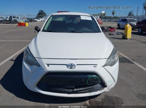 3MYDLBYV8HY149098 2017 TOYOTA YARIS IA Белый Вид панели приборов