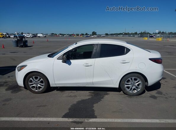 3MYDLBYV8HY149098 2017 TOYOTA YARIS IA Белый Вид задней части салона