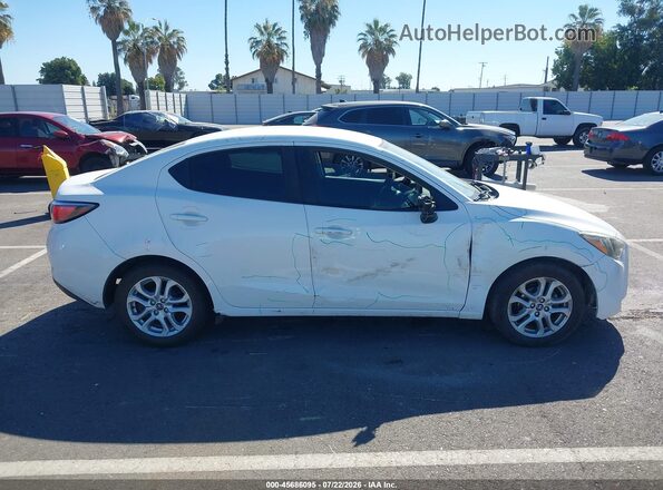 3MYDLBYV8HY149098 2017 TOYOTA YARIS IA Белый Вид щитка приборов