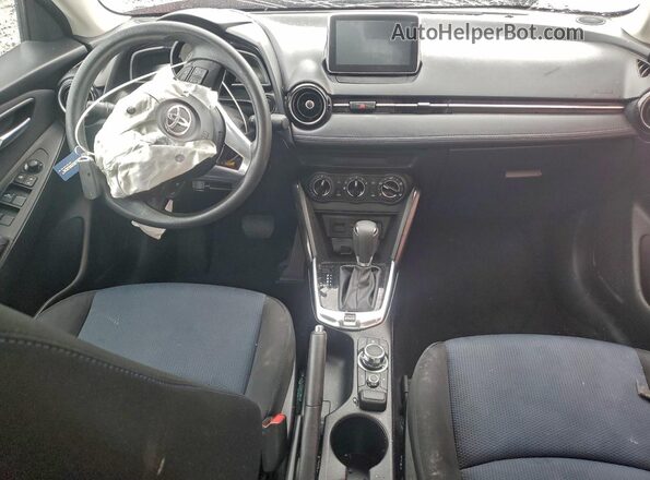 3MYDLBYV8HY166970 2017 TOYOTA YARIS Red წინა პანელის ხედი