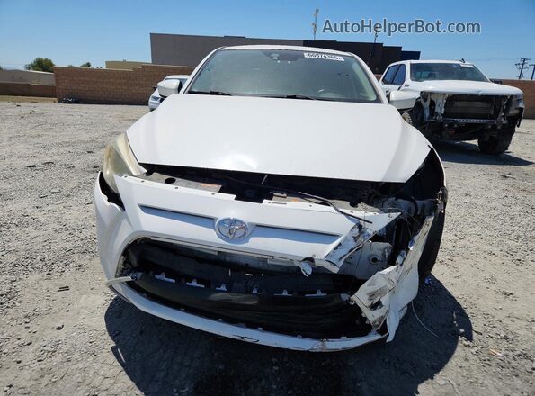 3MYDLBYV8JY305565 2018 TOYOTA YARIS White Widok z przodu