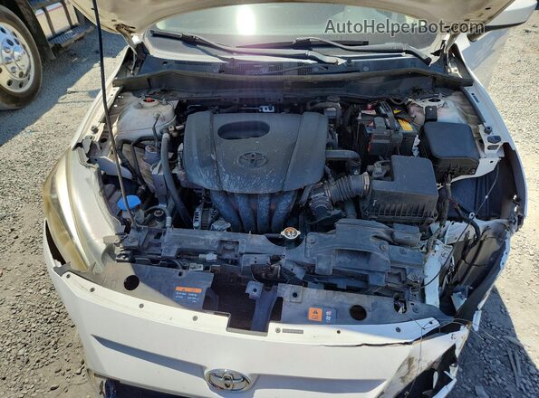 3MYDLBYV8JY305565 2018 TOYOTA YARIS White Widok wnętrza z tyłu
