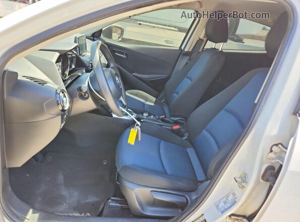 3MYDLBYV8JY305565 2018 TOYOTA YARIS White Widok wnętrza z przodu